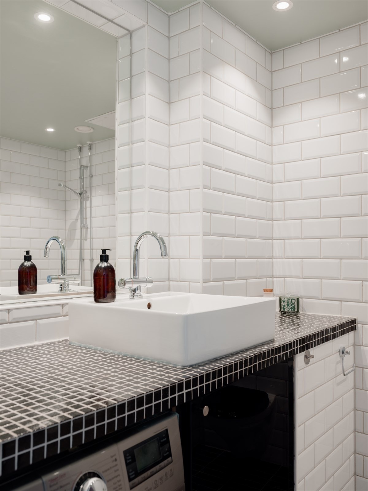 Pen toppmontert vask med oppbevaring i underskap. Galleribilde