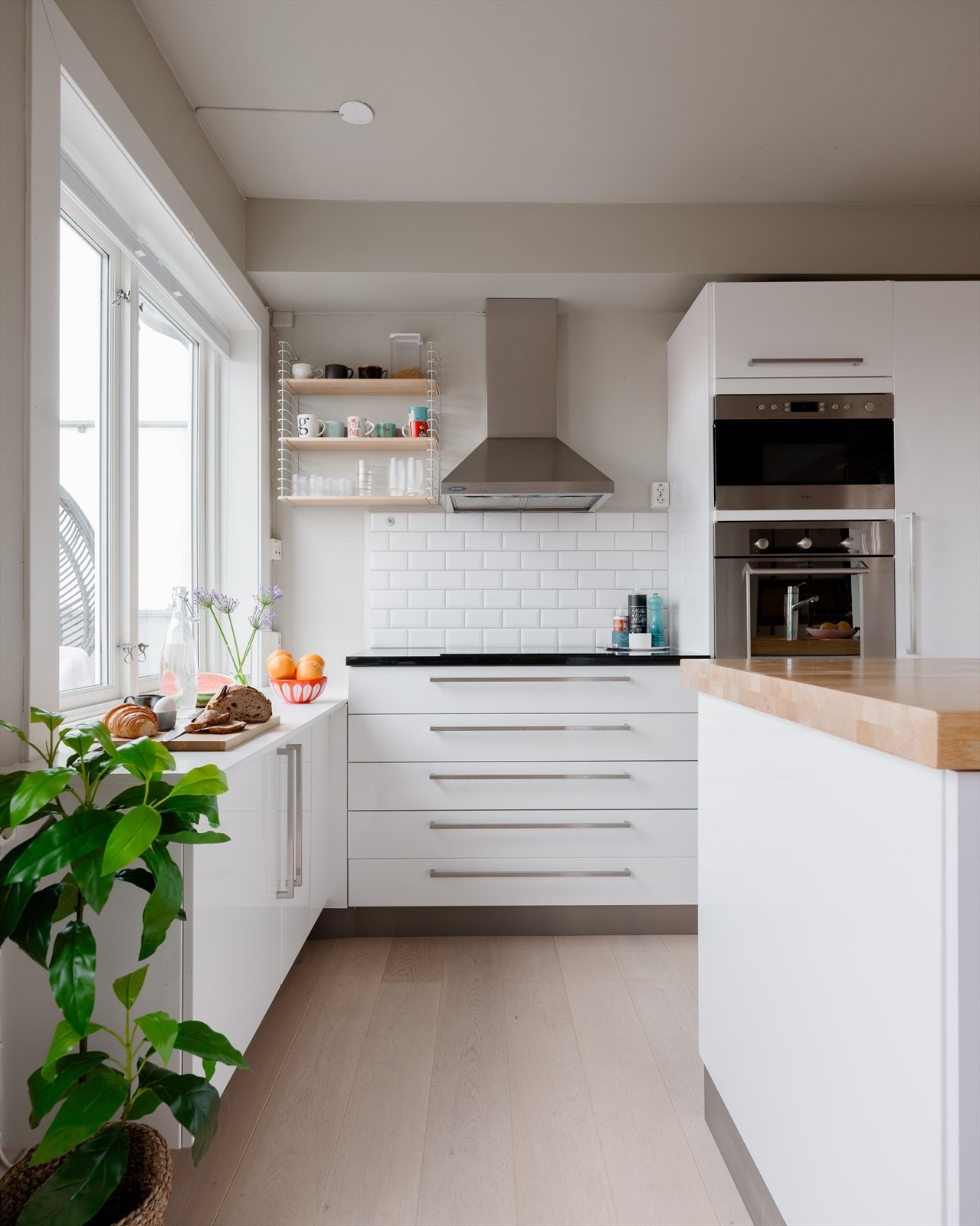 Et tidløst og moderne kjøkken fra leverandøren KVIK. Galleribilde