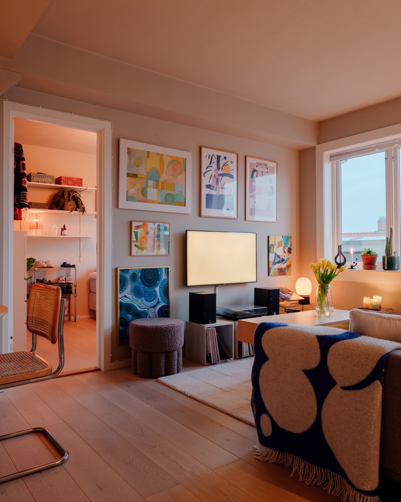 Fra stue er det videre adkomst til leilighetens soverom. Galleribilde