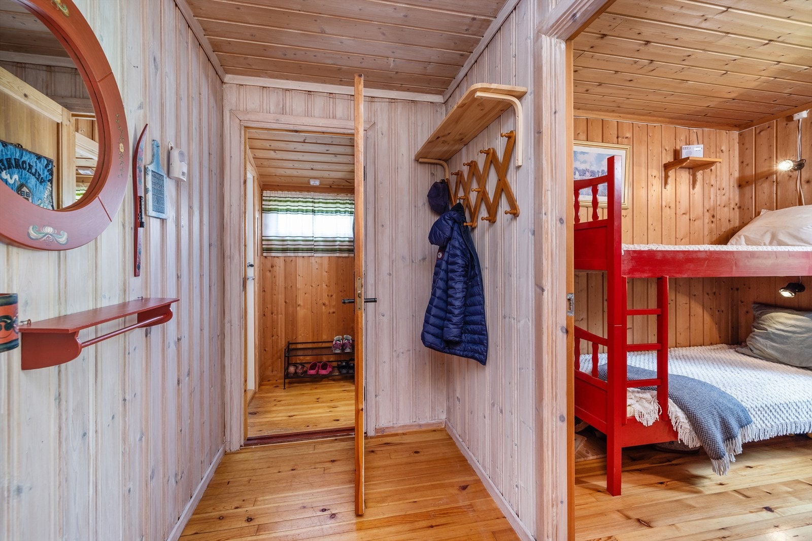 I gangen er det plass til å henge fra seg yttertøy. Galleribilde