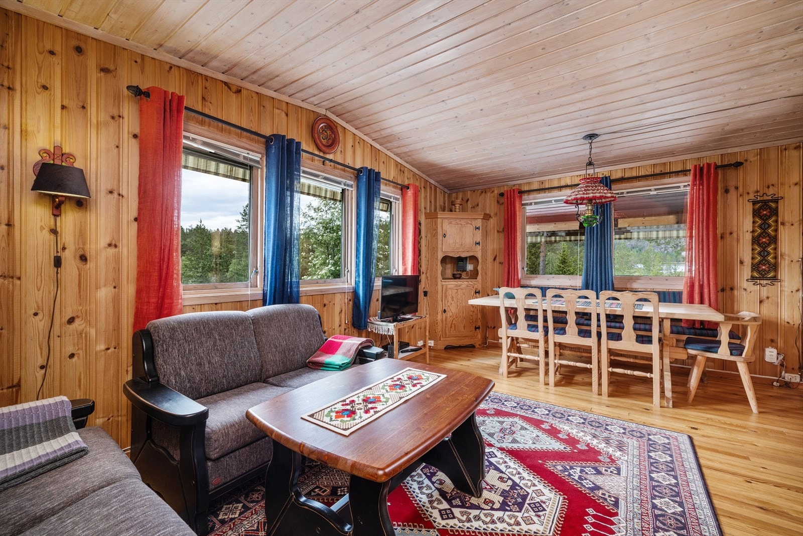 Det er godt med lysinnslipp fra rikelig med vindusflater. Galleribilde