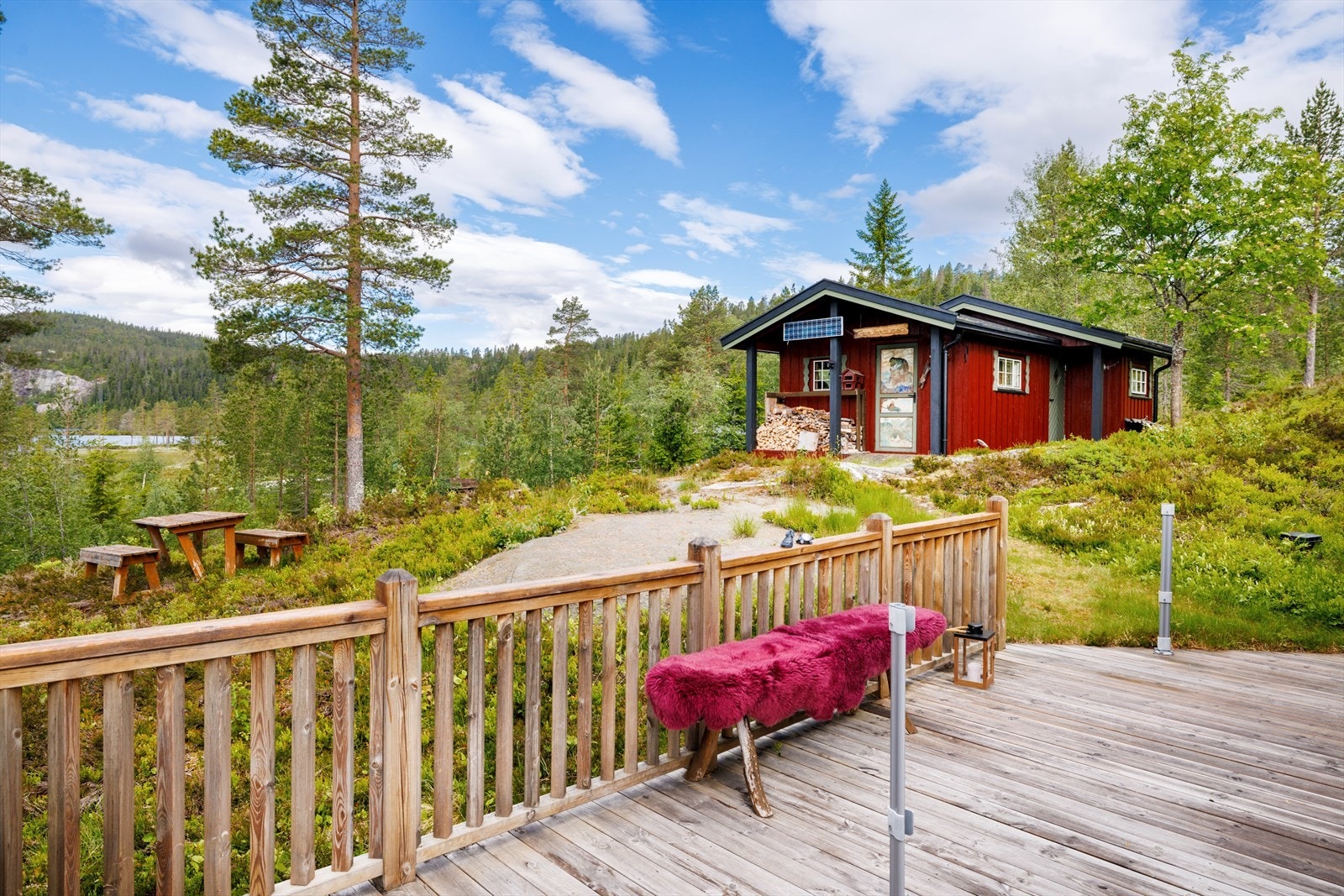 Eiendommen har en flott selveiertomt i naturlige omgivelser. Galleribilde