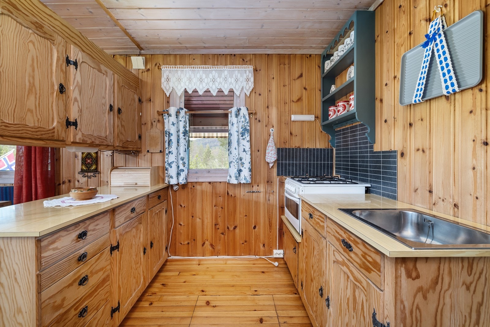 Kjøkkenet har innredning fra Nedre Eggedal hyttemøbler. Galleribilde