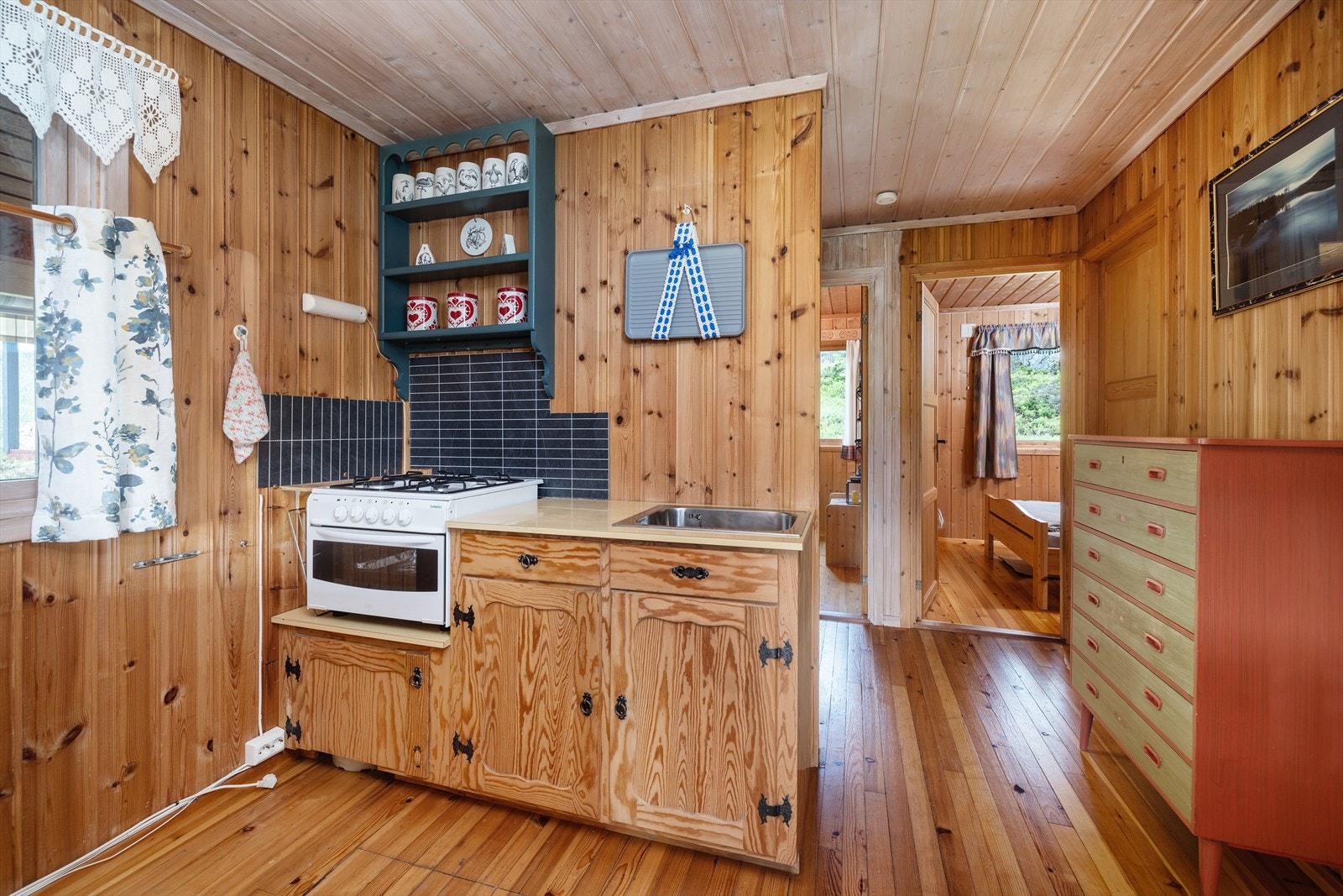 Det er installert et 12V solcelleanlegg fra 2019 med batteribank og aggregat i vedskjul inn til hytte med 220 Volts stikkontakter i stue og kjøkken. Galleribilde