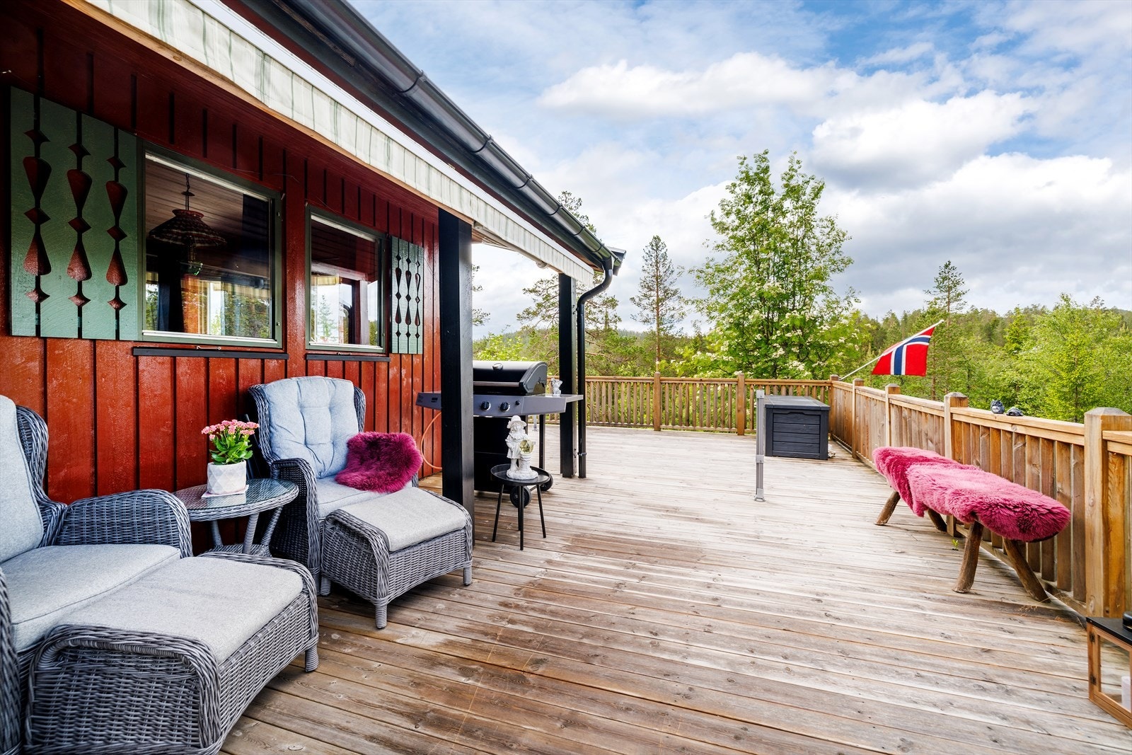 Deler av terrassen er overbygget og det er montert en terrassemarkise. Galleribilde