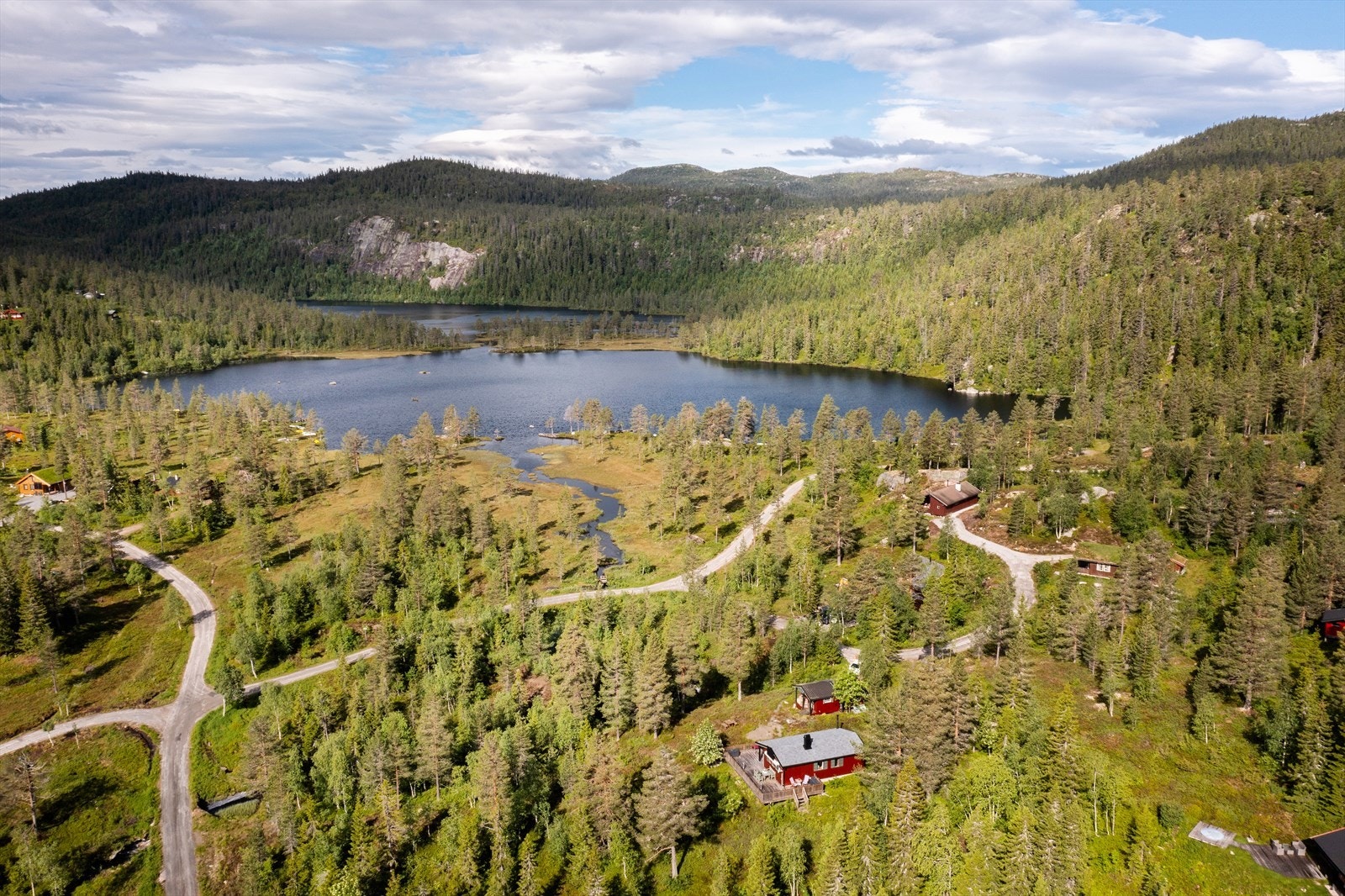 Velkommen til Dukelisetra 5! Hytta ligger ca. 200 meter fra vannet med gode bade og fiskemuligheter. Galleribilde