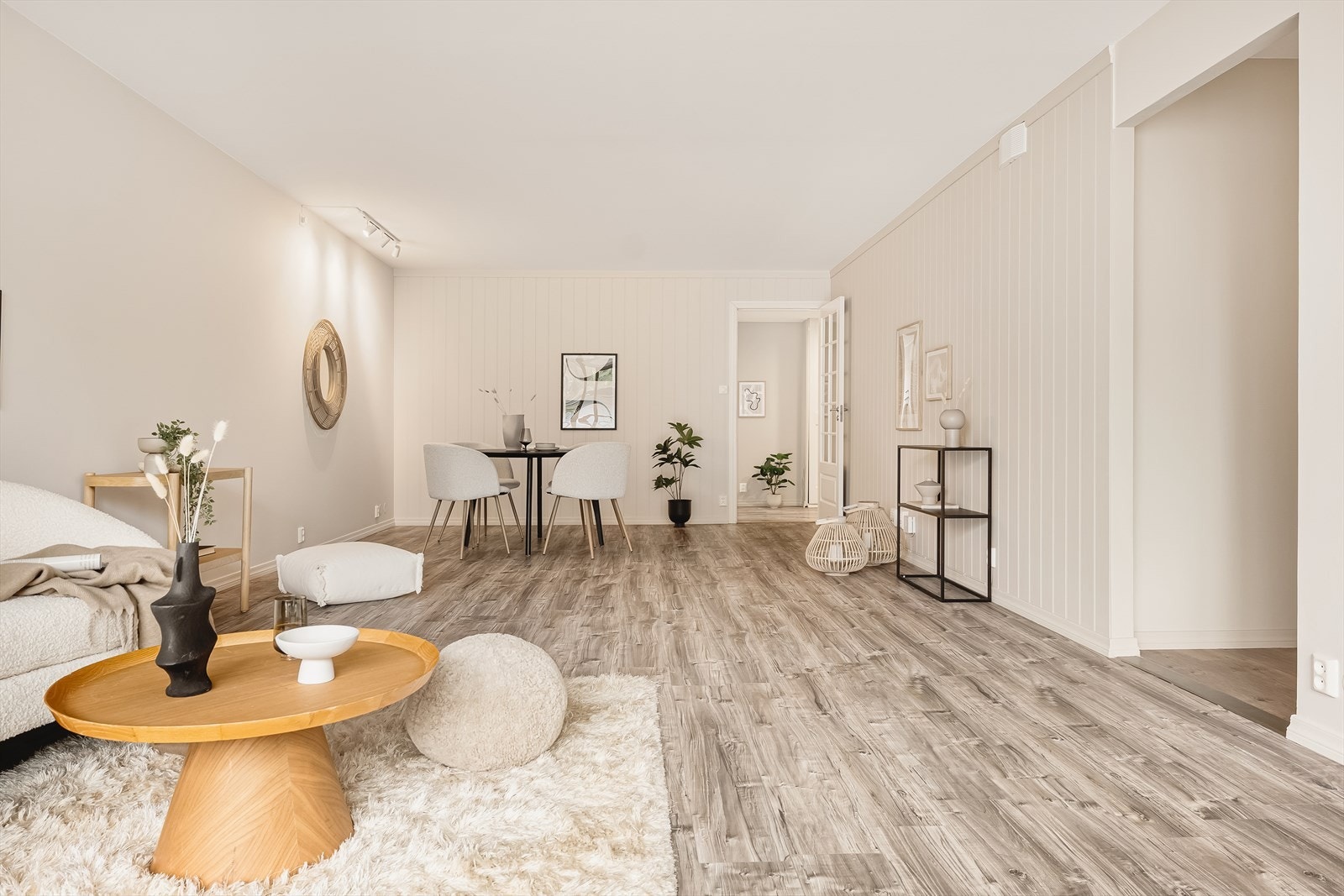 Det er god plass til spisebordsgruppe i stuen. Galleribilde