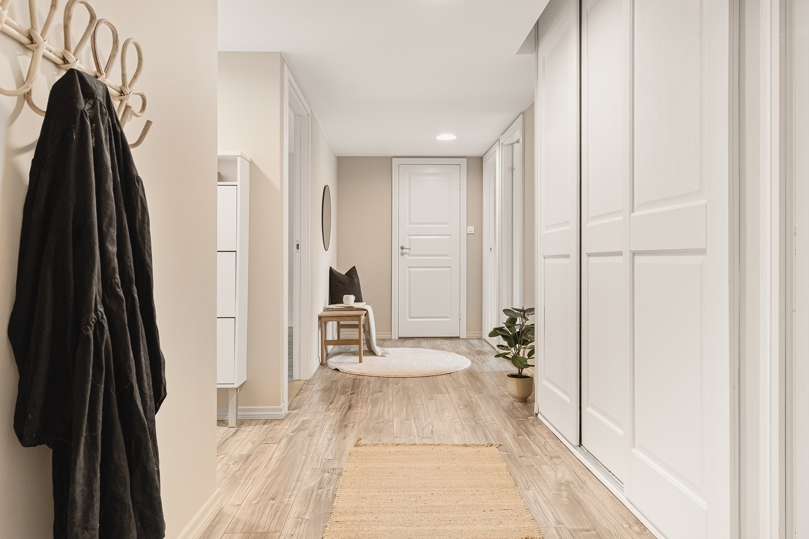 Entrèen er lys og trivelig med god plass til å sette fra seg sko og henge yttertøy i stor skyvedørsgarderobe. Galleribilde