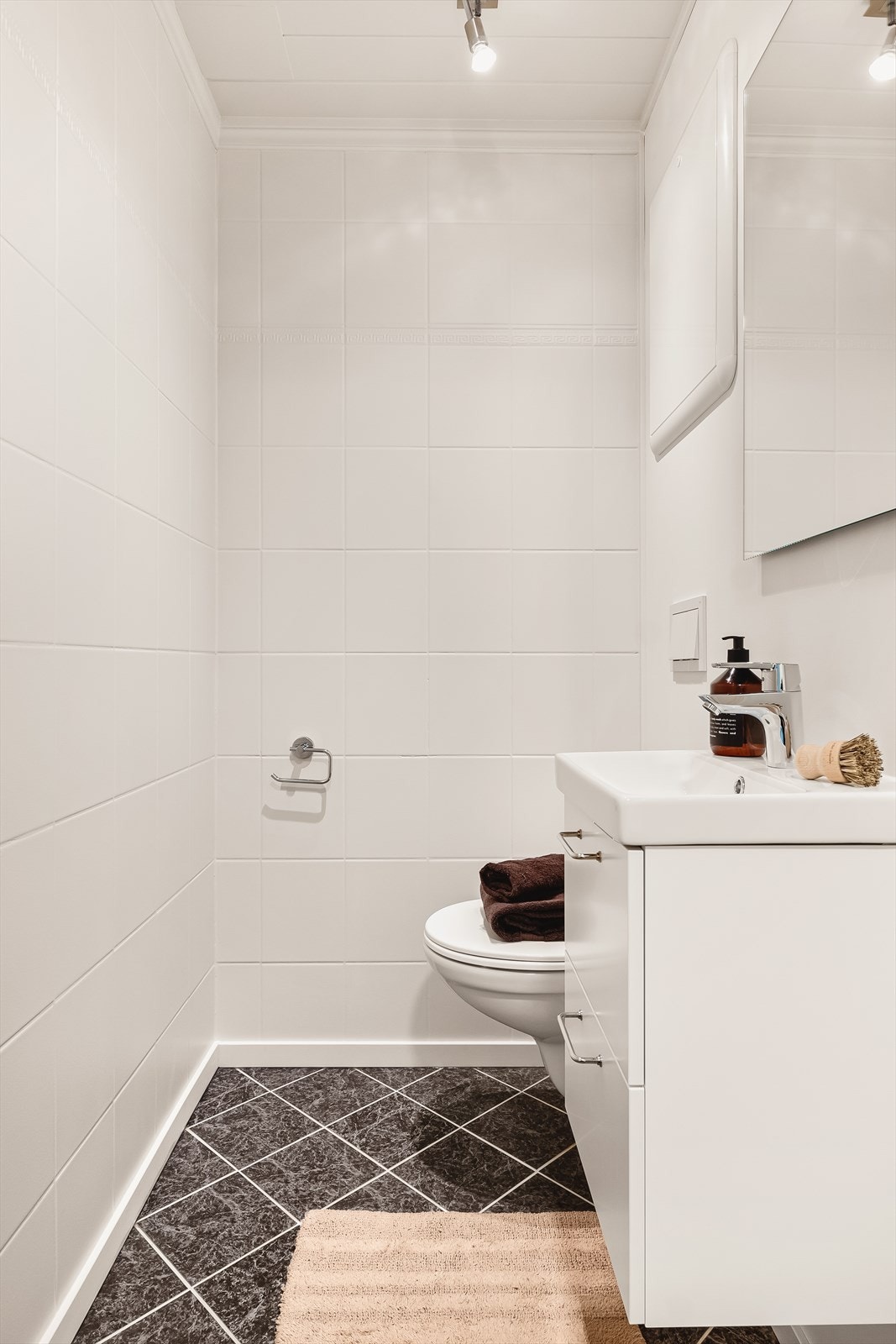 Toalettrommet ble oppgradert i 2024 med ny innredning og nytt toalett. Her ble også veggen mot badet bygget opp på nytt igjen. Galleribilde