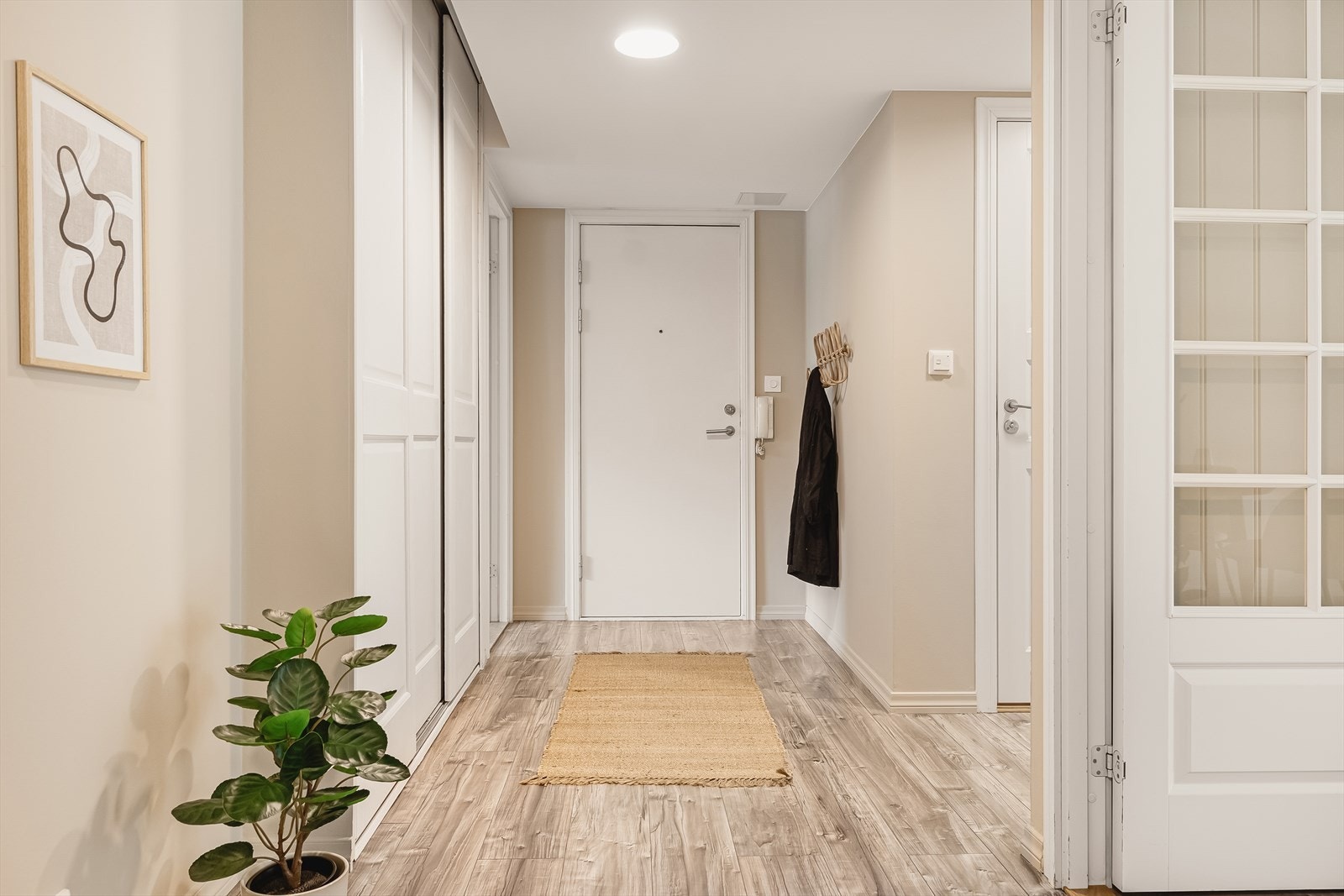 I enden av entrèen ligger en praktisk innvendig bod på ca. 1,8 m² med god oppbevaringsplass. Galleribilde