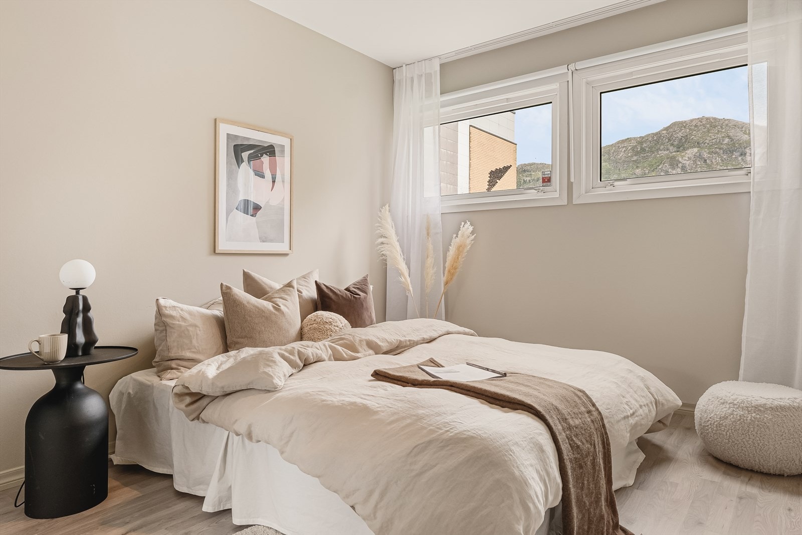 Leiligheten har 3 gode soverom (8,4 m² 8,2 m² og 11,3 m²) med plass til ønsket innredning - seng, nattbord. Soverommene er utstyrt med garderobeskap. Galleribilde