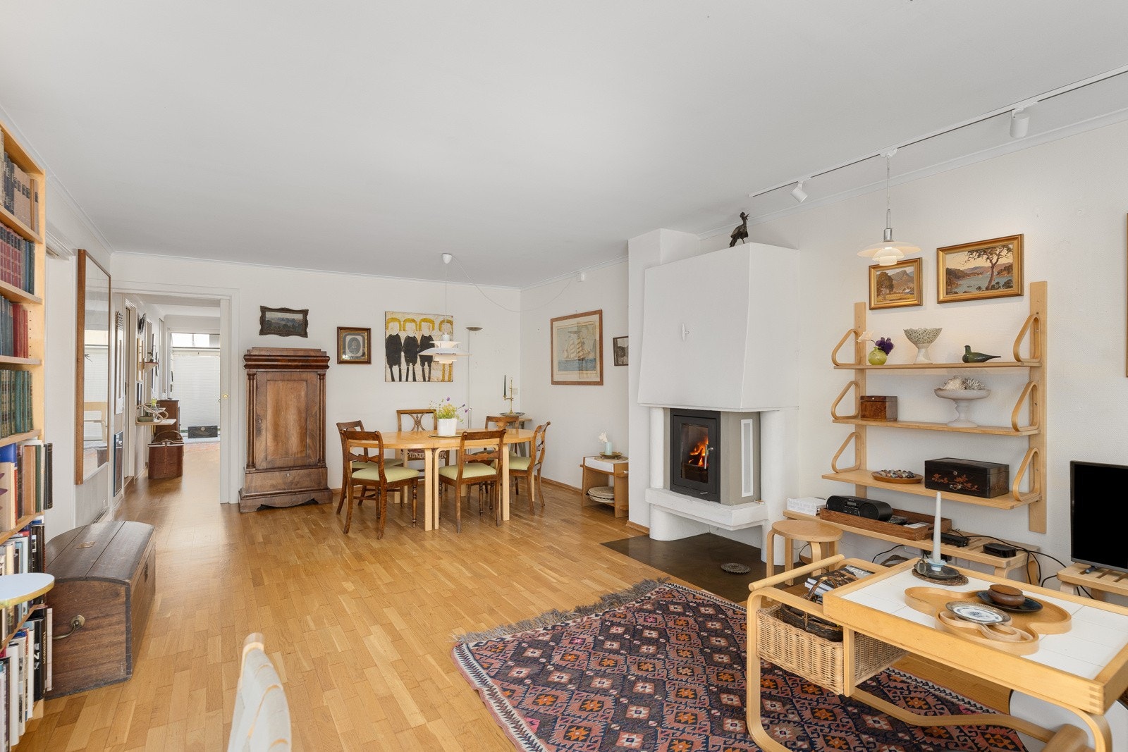 Stuen har trestavs parkettgulv og hvitmalte vegger. Her er det god plass til både sofaseksjon, spisebord og annet møblement. Galleribilde