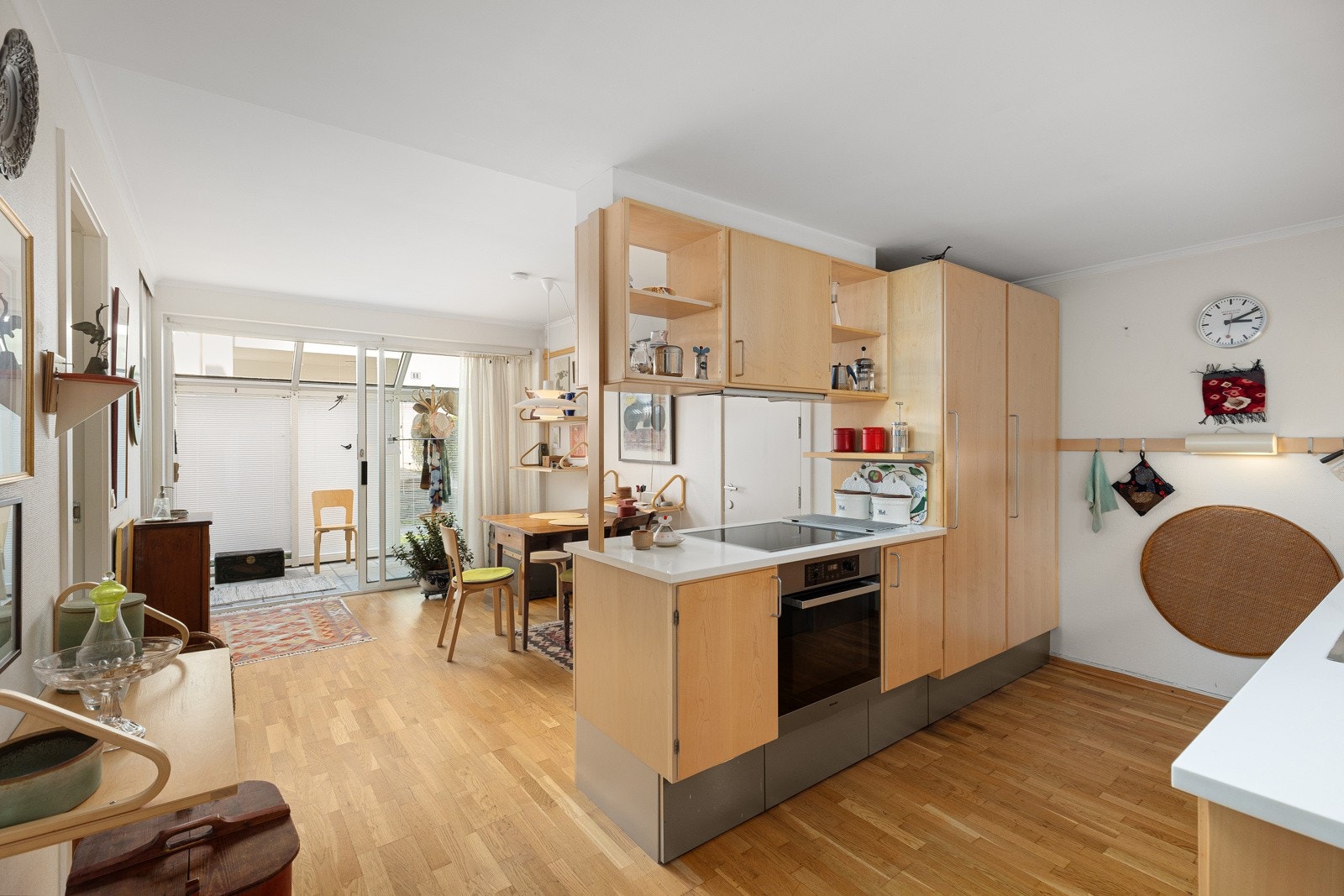 Kjøkkeninnredning fra Uniform (montert av Interiørtema i 2012), har glatte fronter, og Corian benkeplater med nedfelt kum i rustfritt stål. Galleribilde