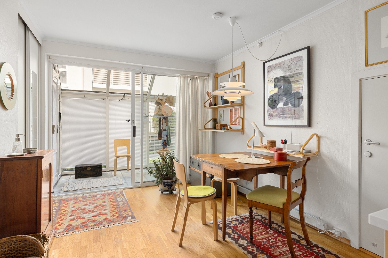 Rommet, som har adkomst fra innglasset vindfang/entré, er planlagt som spisestue, og har åpen kontakt med kjøkkenet. Galleribilde
