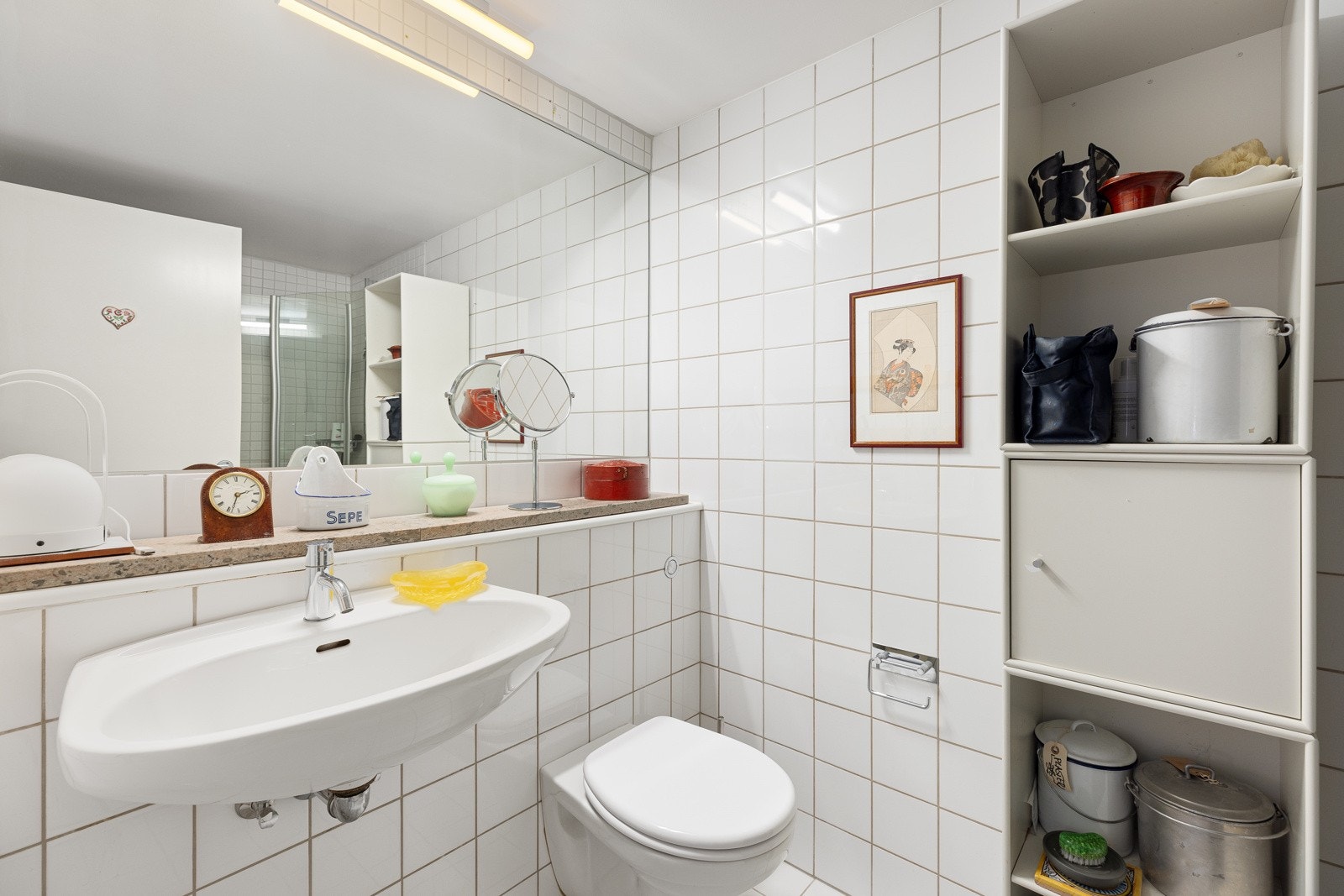 Badet er tidløst med gulvfliser med varme og veggfliser. Galleribilde