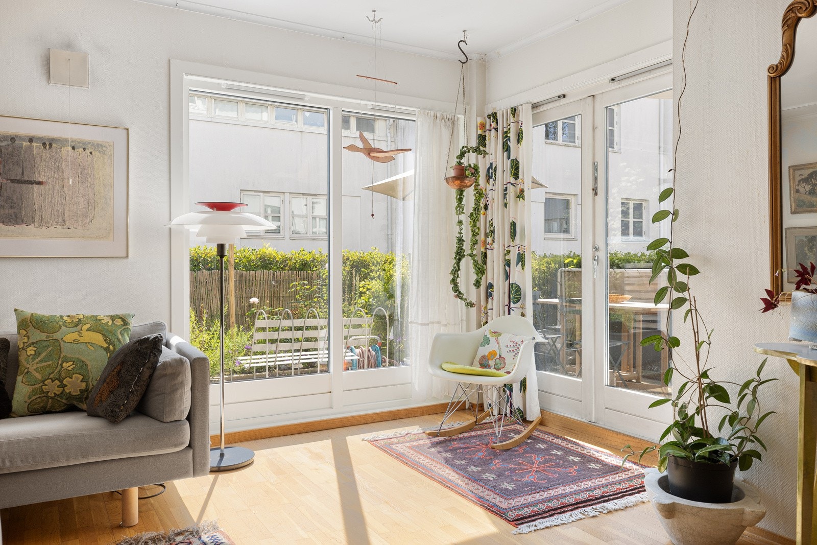 De store vinduene med tolags isolerglass slipper inn rikelig sol og lys. Fra stuen er det direkte adkomst til uteområdet via stor dobbeltdør. Galleribilde