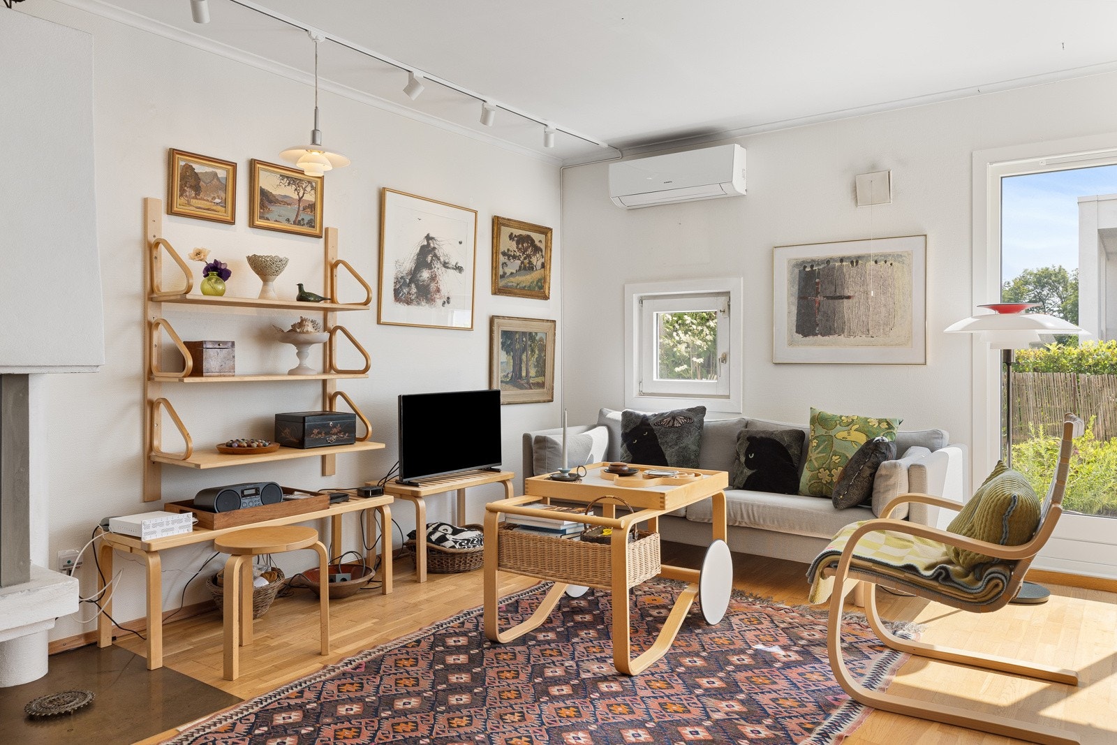 I stuen er det en plassbygget elementpeis med peisinnsats, samt varmepumpe i stuen. Galleribilde