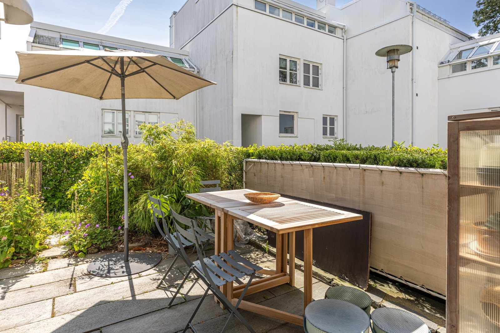 Flott syd- og vestvendt terrasse på ca. 15 kvm. Galleribilde