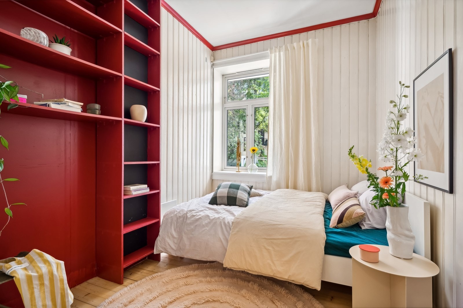 Romslig hovedsoverom med god plass for dobbeltseng, nattbord og garderobeløsninger. Soverom vender mot rolig bakgård. Galleribilde
