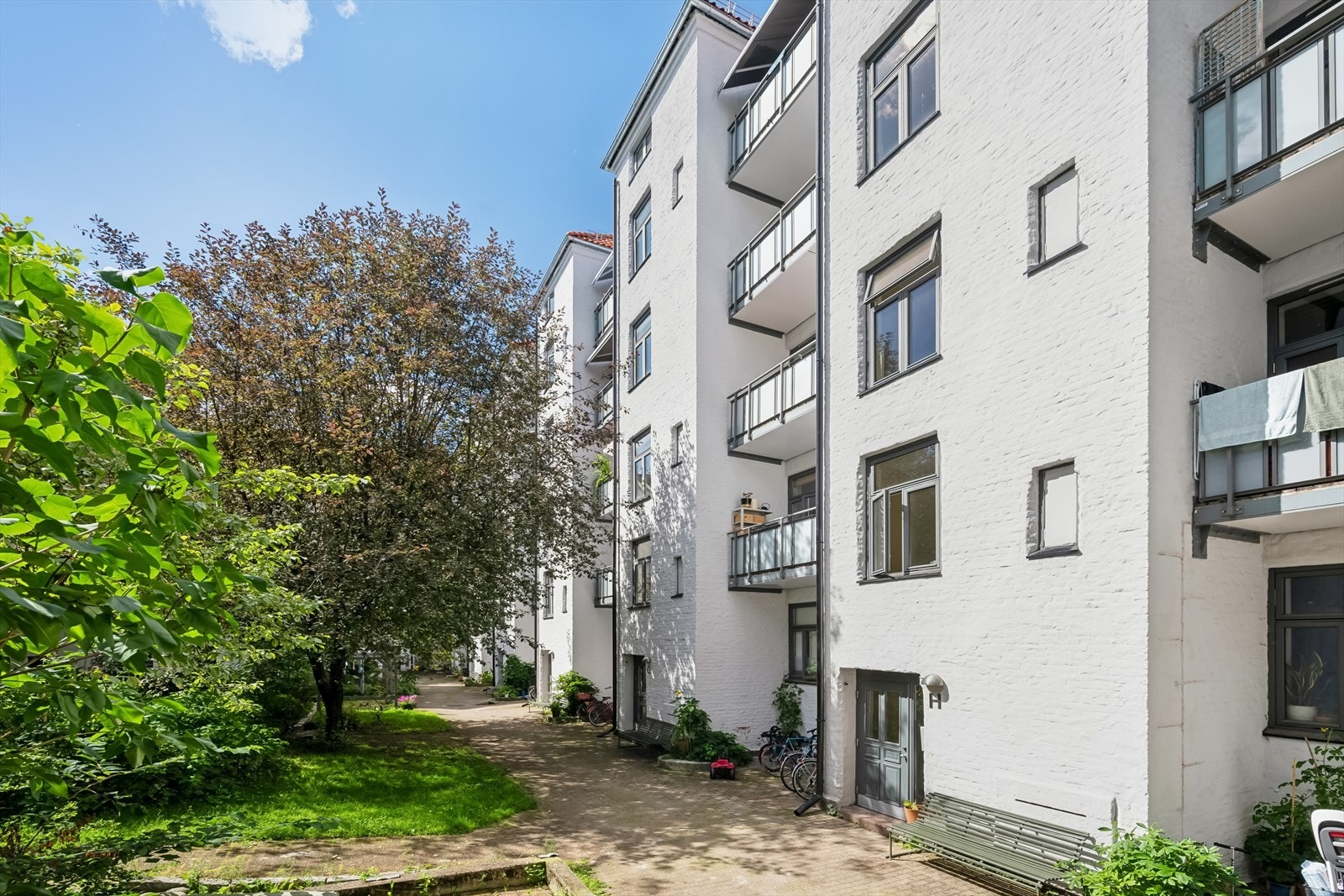 Leiligheten ligger i byggets første etasje og har enkel adkomst. Begge soverommene vender mot bakgård. Galleribilde