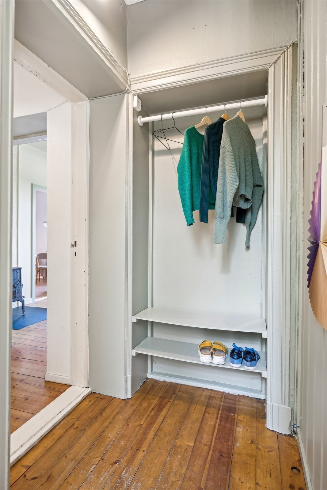 Velkommen inn! Lys entré med plass for enkle garderobe- og opphengsløsninger. Galleribilde