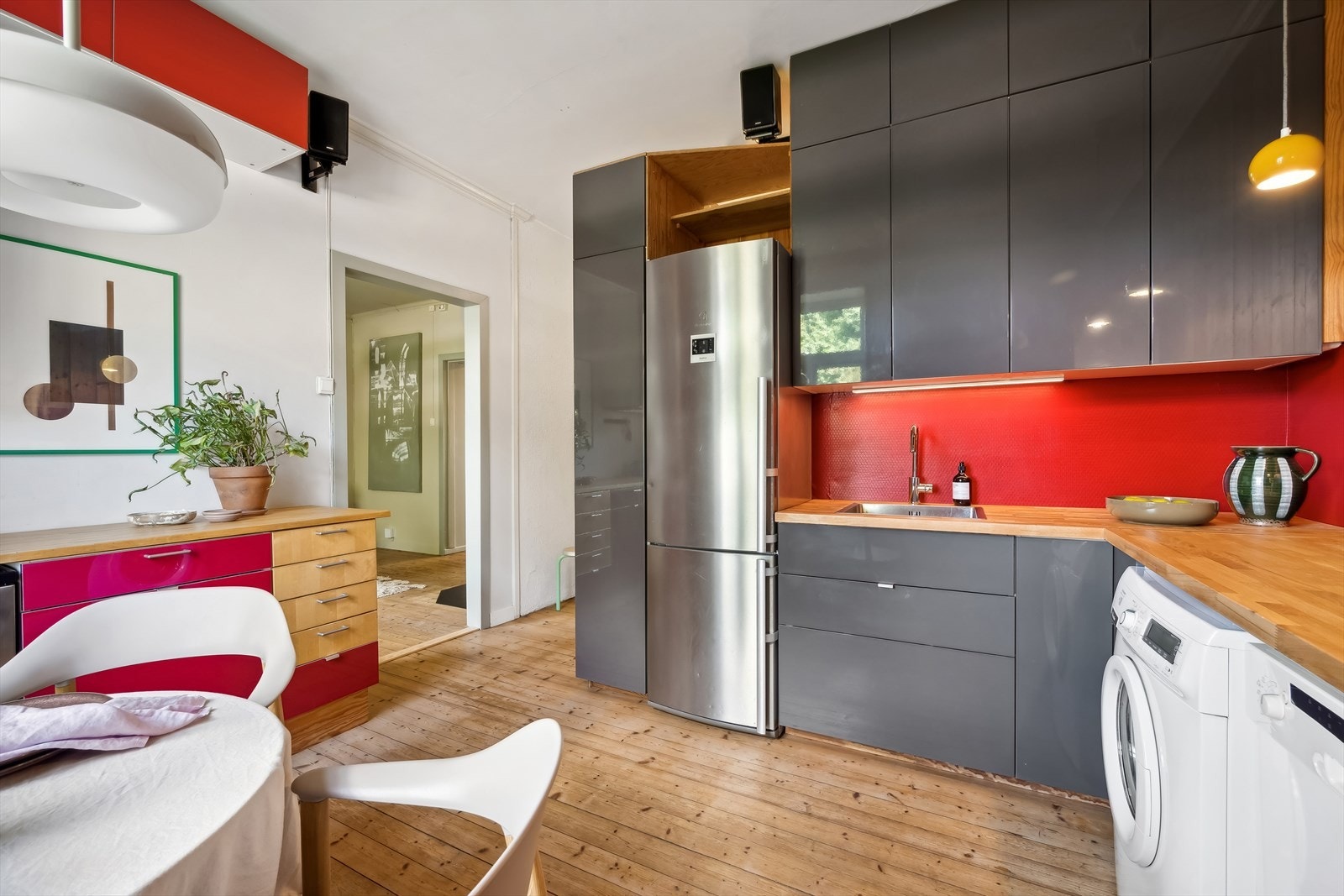 Her har en alt en måtte trenge av skap-, skuff- og benkeplass. Galleribilde