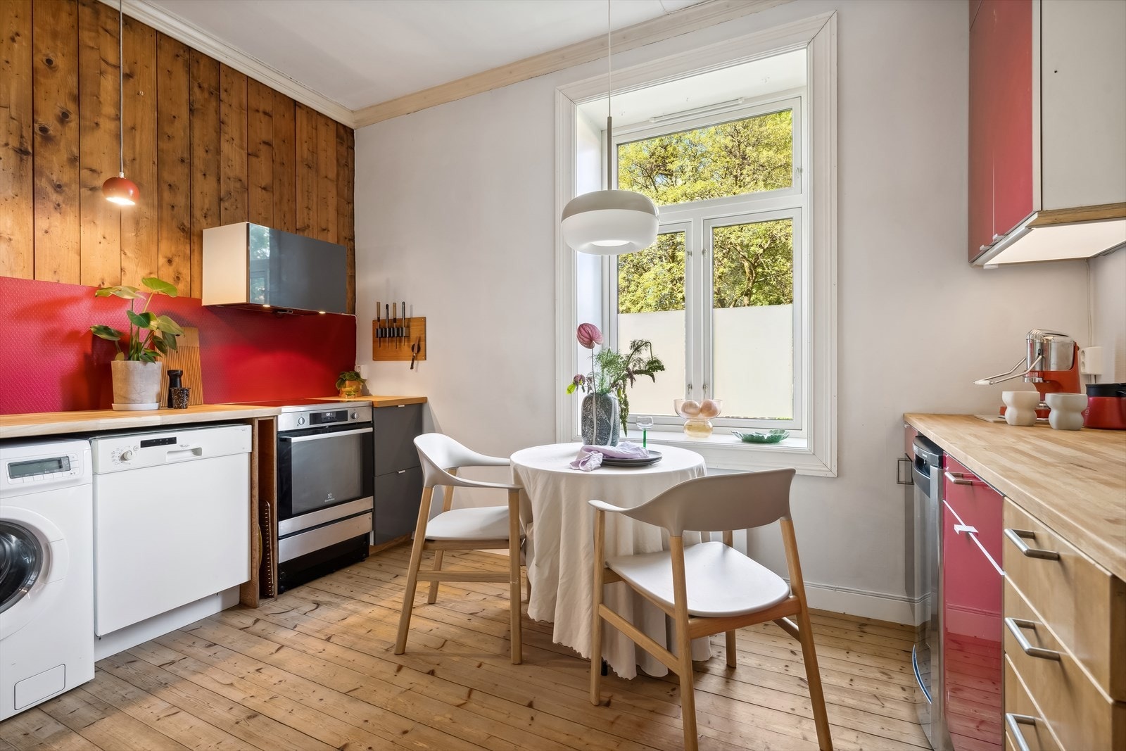 I innredningen er det frittstående komfyr, oppvaskmaskin, vaskemaskin og kjøl/frys. Benkeplate i heltre. Galleribilde