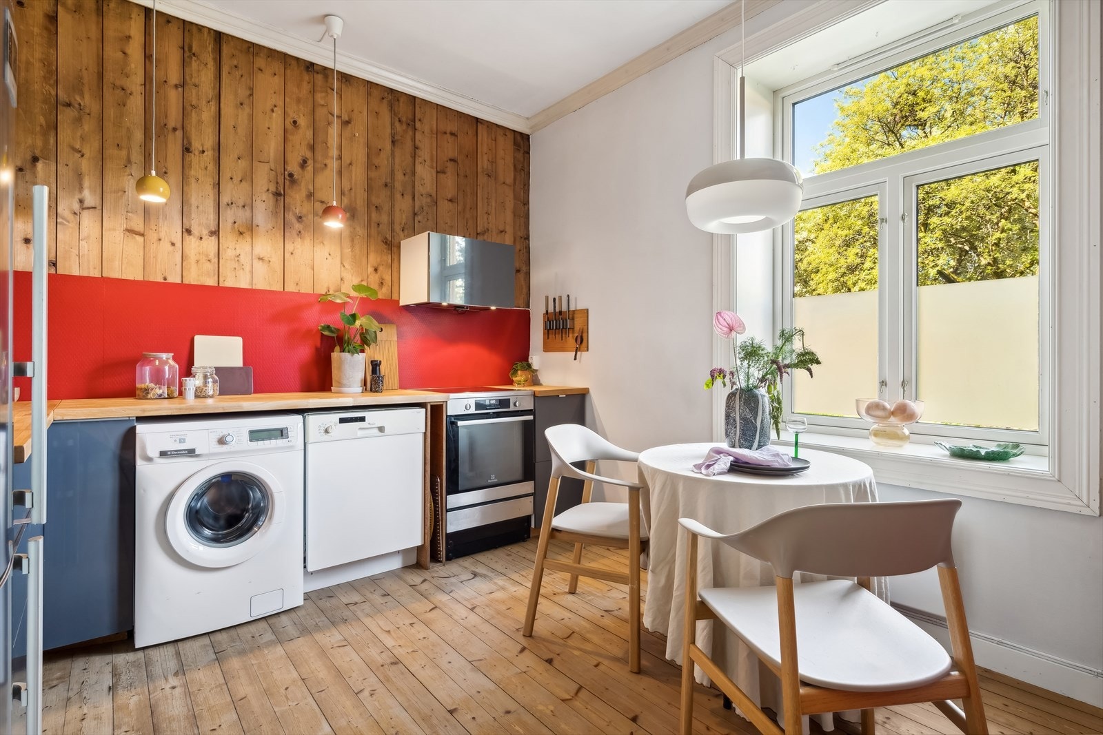 Stilfullt og sprekt kjøkken med slette fronter i høyglans. Leiligheten har særegent sjarmpreg med originale tregulv, trevegger og trepanel. Galleribilde