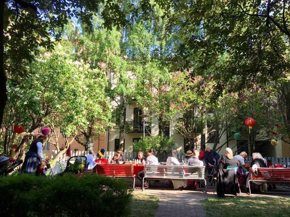 Her kan du invitere venner og familie til hyggelige lag! 17. Mai feiring i bakgården. Eier sitt private bilde. Galleribilde