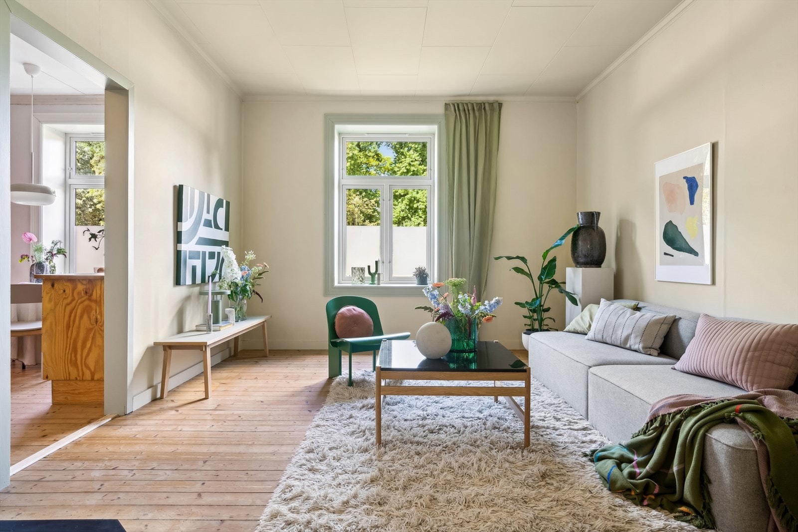 Vi beveger oss inn i en lys og innbydende stue. I leiligheten er det god takhøyde på mellom 2,82m - 2,84m som skaper en god romfølelse. Galleribilde