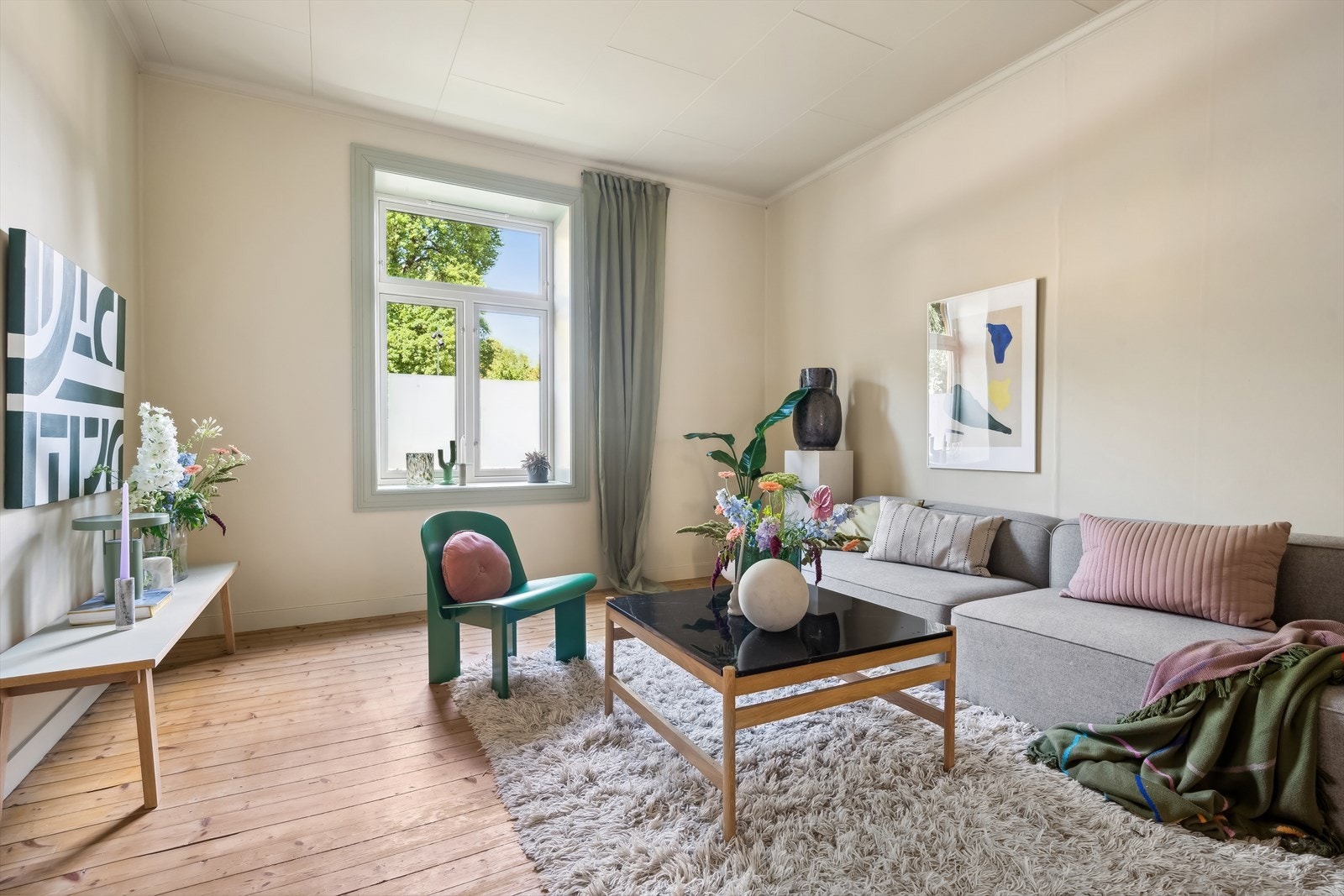 Stuen byr på plass for en trivelig sofakrok og øvrig møblement. Galleribilde