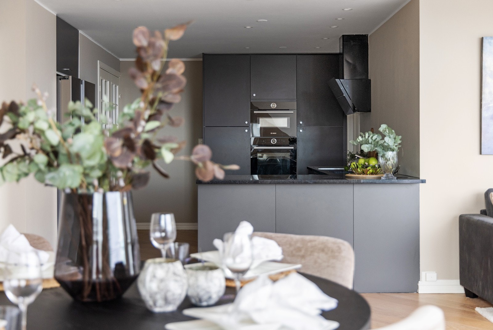 Åpen kjøkkenløsning med bardisk Galleribilde