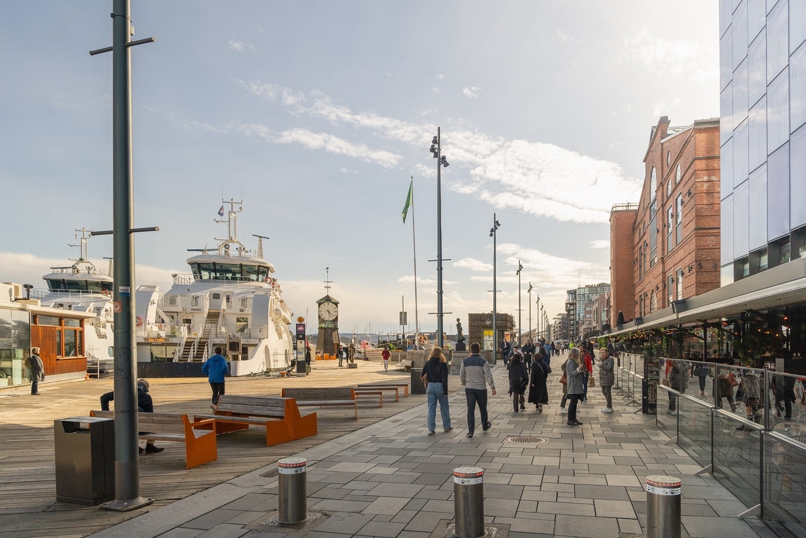 Man bor et stenkast unna Aker Brygge og Tjuvholmen Galleribilde