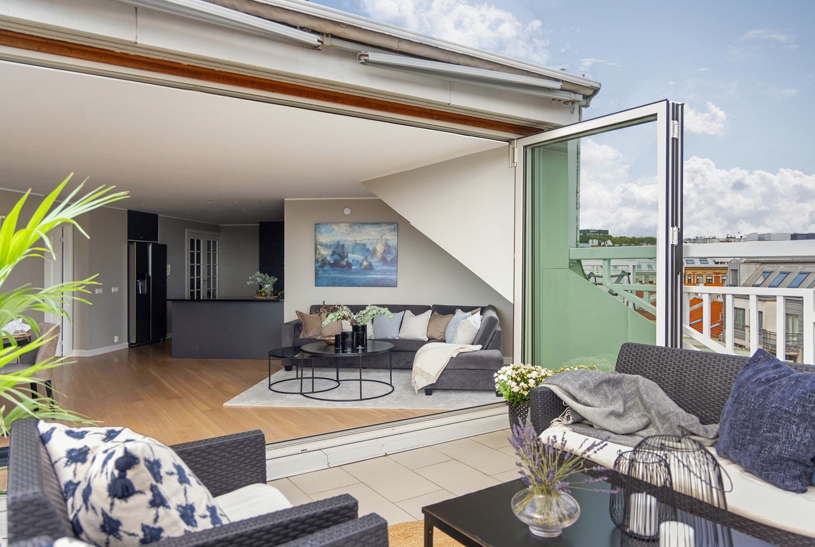 Terrassen blir en del av leiligheten sommerstid Galleribilde