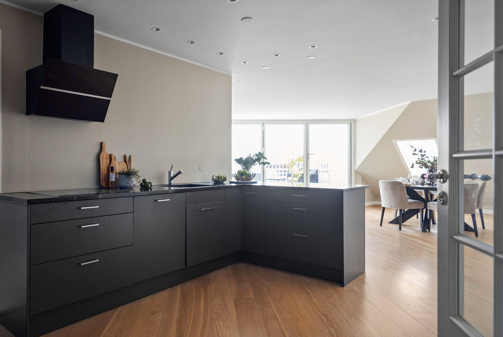 Kjøkkeninnredning oppgradert i 2020 med nye fronter og hvitevarer Galleribilde