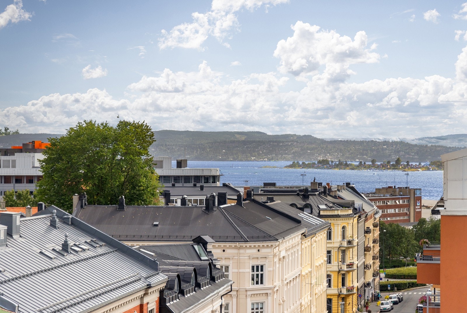 Langstrakt utsikt med fjord og by Galleribilde