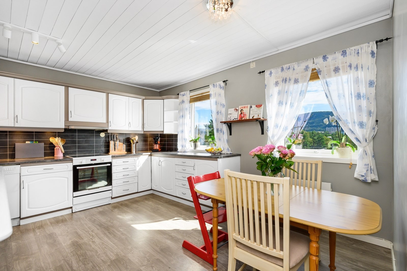 Stort og åpent kjøkken. Galleribilde