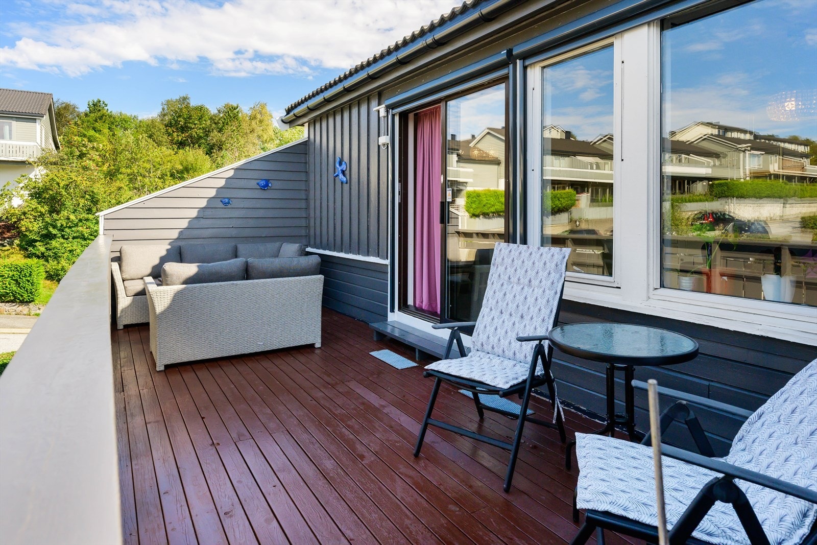 Den romslige verandaen har sol til kvelden sommerstid Galleribilde