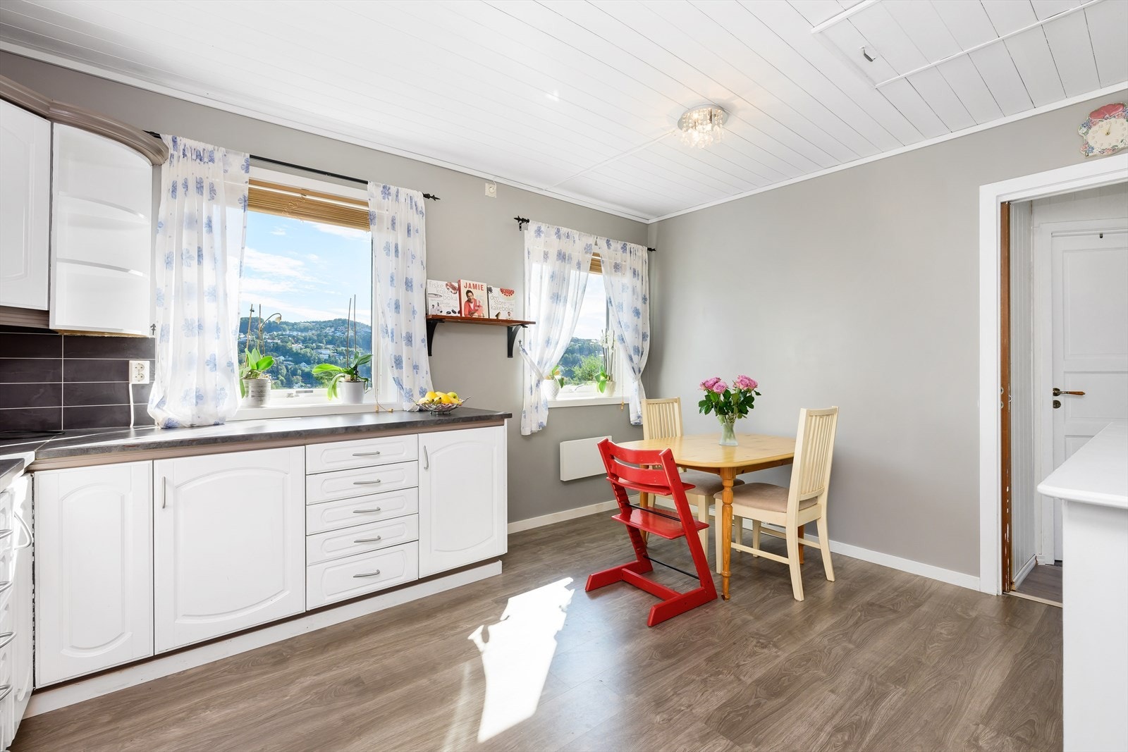 Mulighet for kjøkkenbord med plass for hele familien Galleribilde