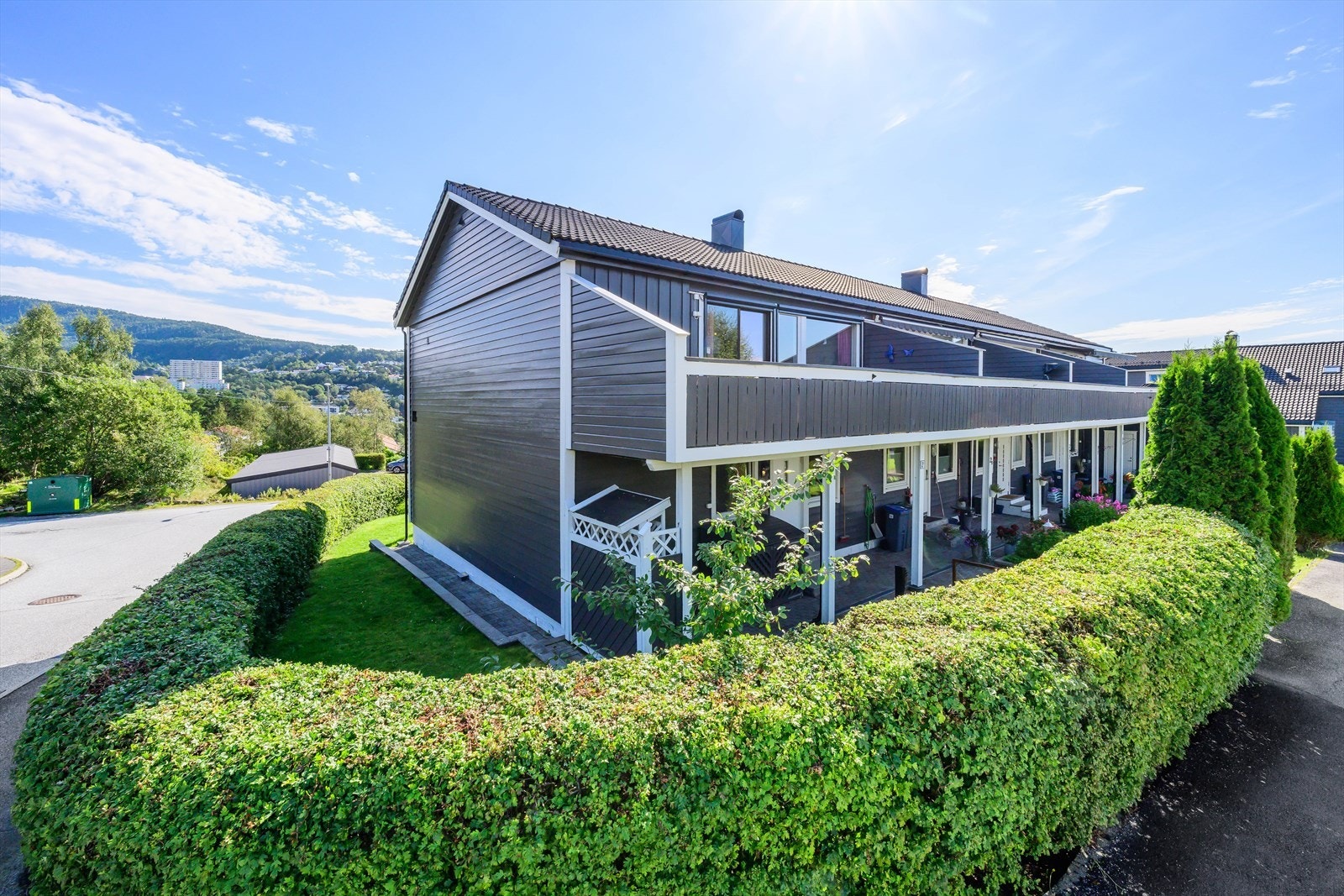 Pent opparbeidet hage og stor solrik veranda. Galleribilde