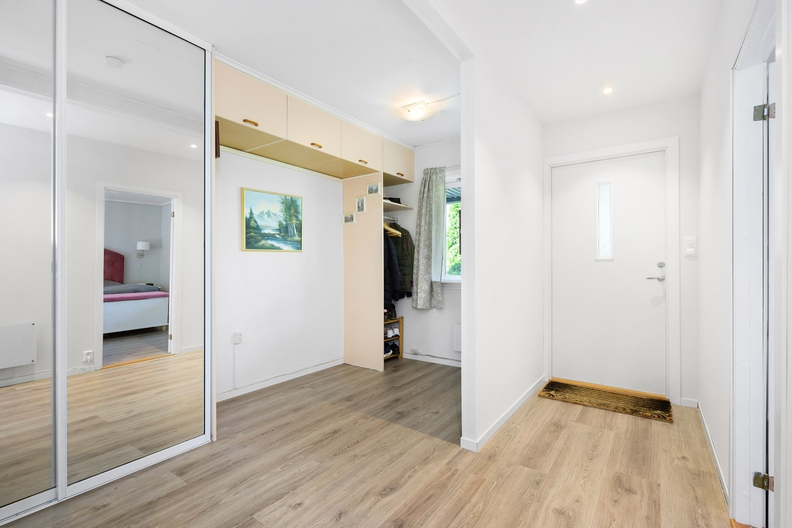 Inngangsparti med god garderobe plass. Garderoberommet har opprinnelig vært soverom. Galleribilde