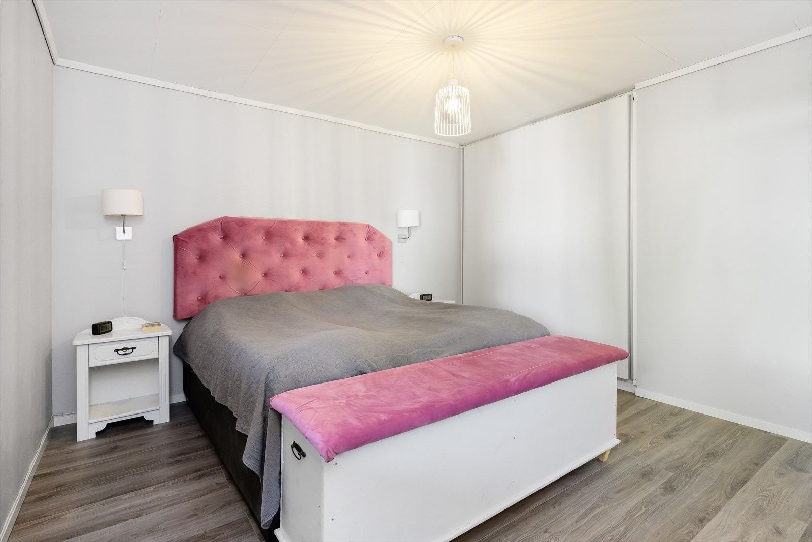 Med god plass til dobbeltseng og nattbord Galleribilde