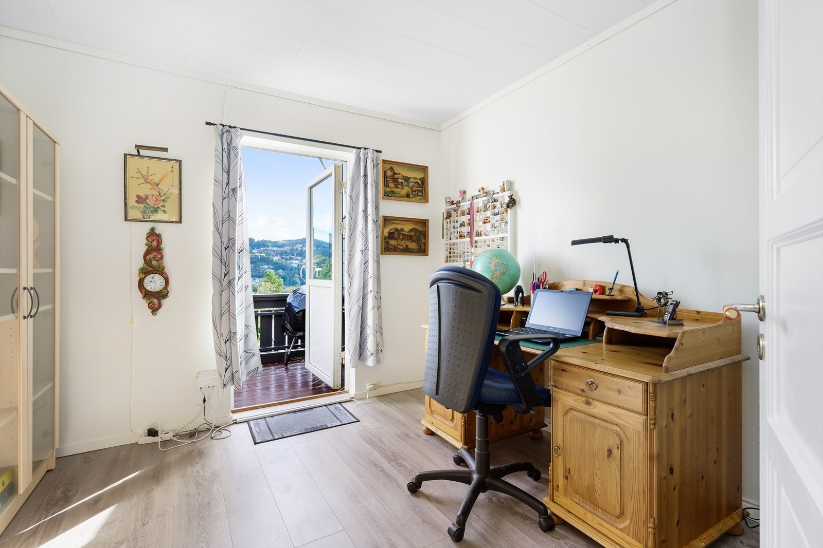 Soverom/kontor med utgang til veranda med morgensol Galleribilde