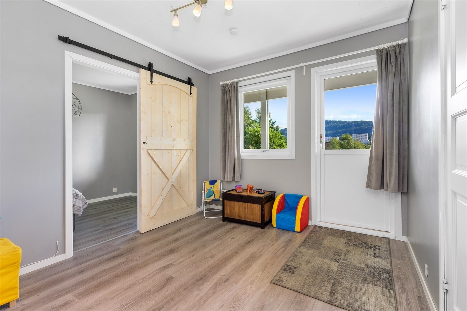 Lekerom med utgang til bakhage Galleribilde