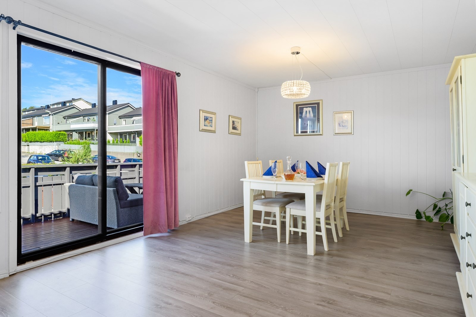 God plass for langbord i stuen Galleribilde