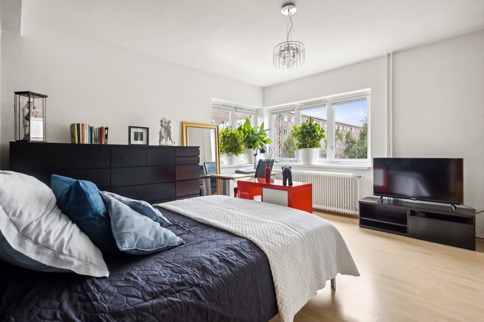 Leiligheten har to romslige soverom som gir fleksibilitet og komfort for familien Galleribilde