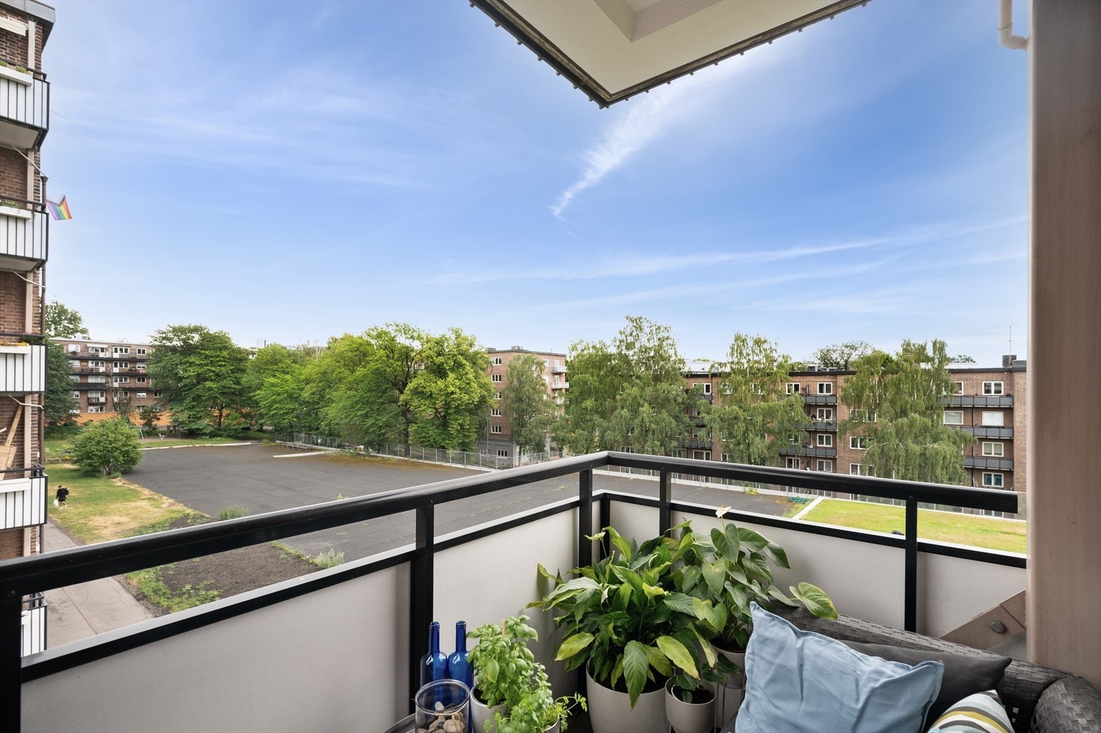 Fra stuen er det direkte utgang til en 4,7 m² balkong Galleribilde