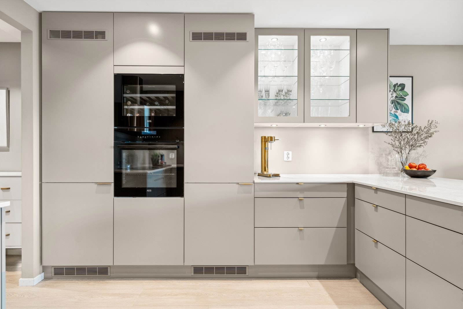 Med mye skap- og benkeplass er dette det perfekte kjøkken for deg som elsker å bake og lage mat Galleribilde