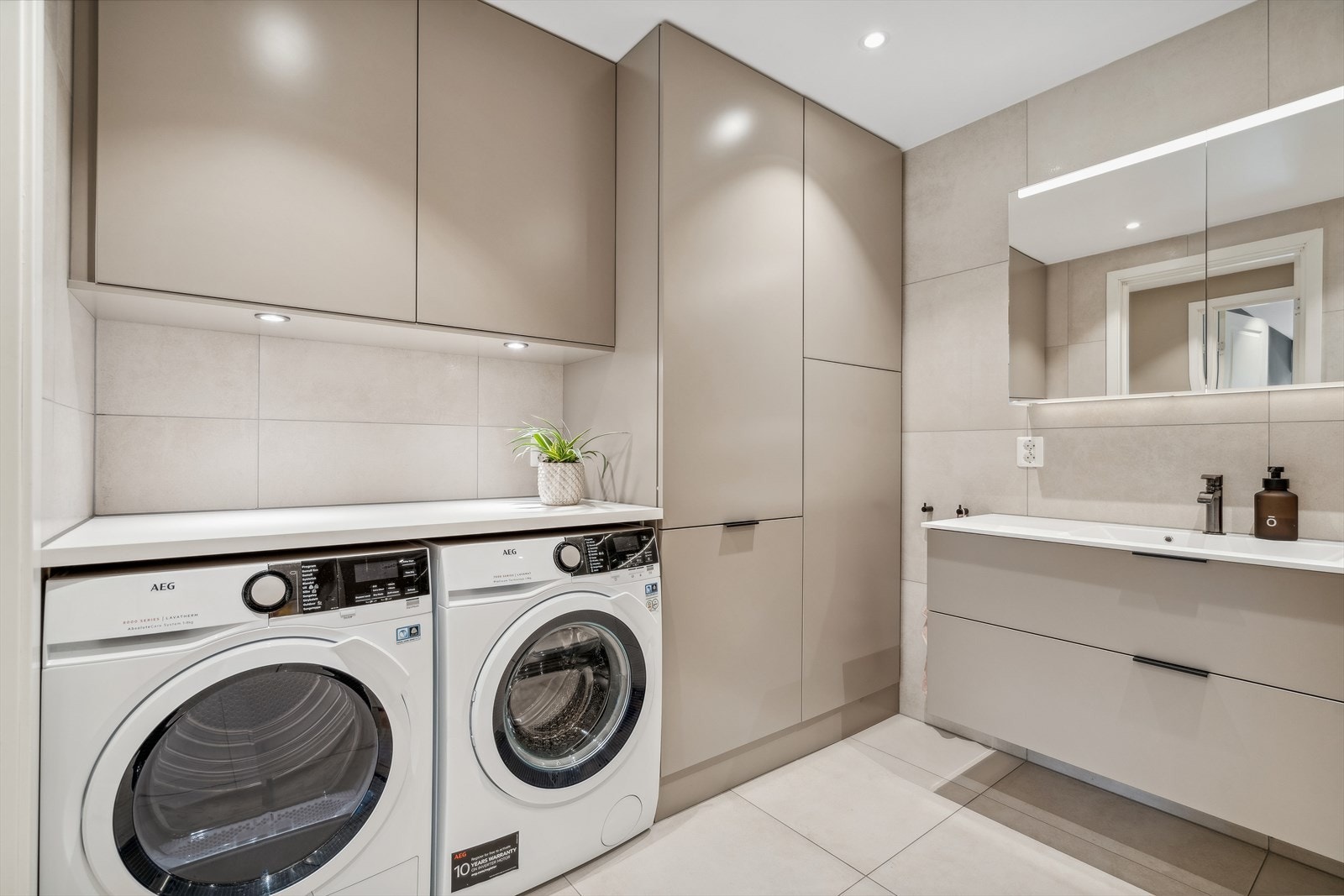 Videre er en en pen innredning fra Designa som gir svært god oppbevaringsplass Galleribilde