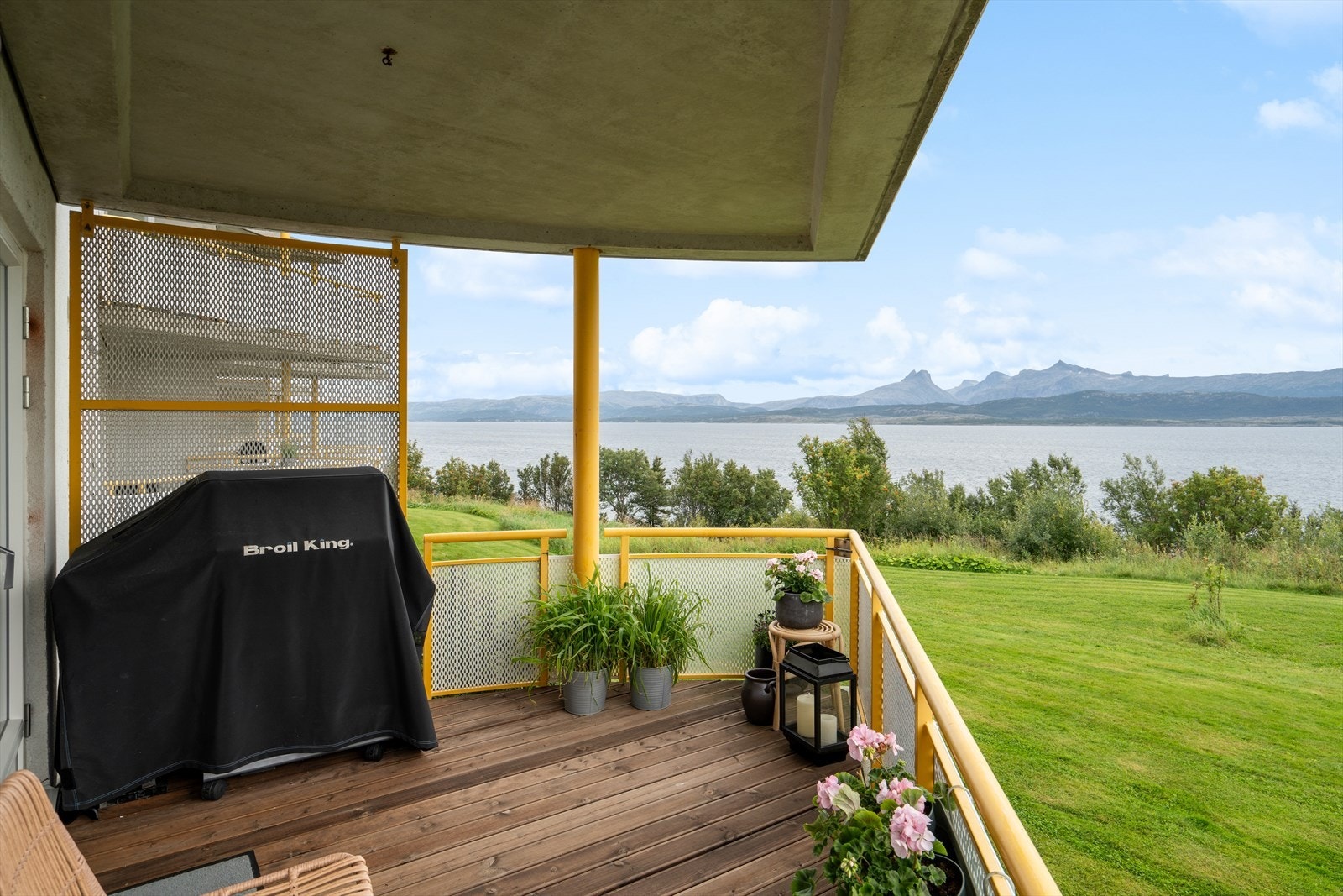 Balkongen har en fin størrelse med god plass til utemøbler - Det er gittervegg mot nabo som sørger for mindre innsyn Galleribilde